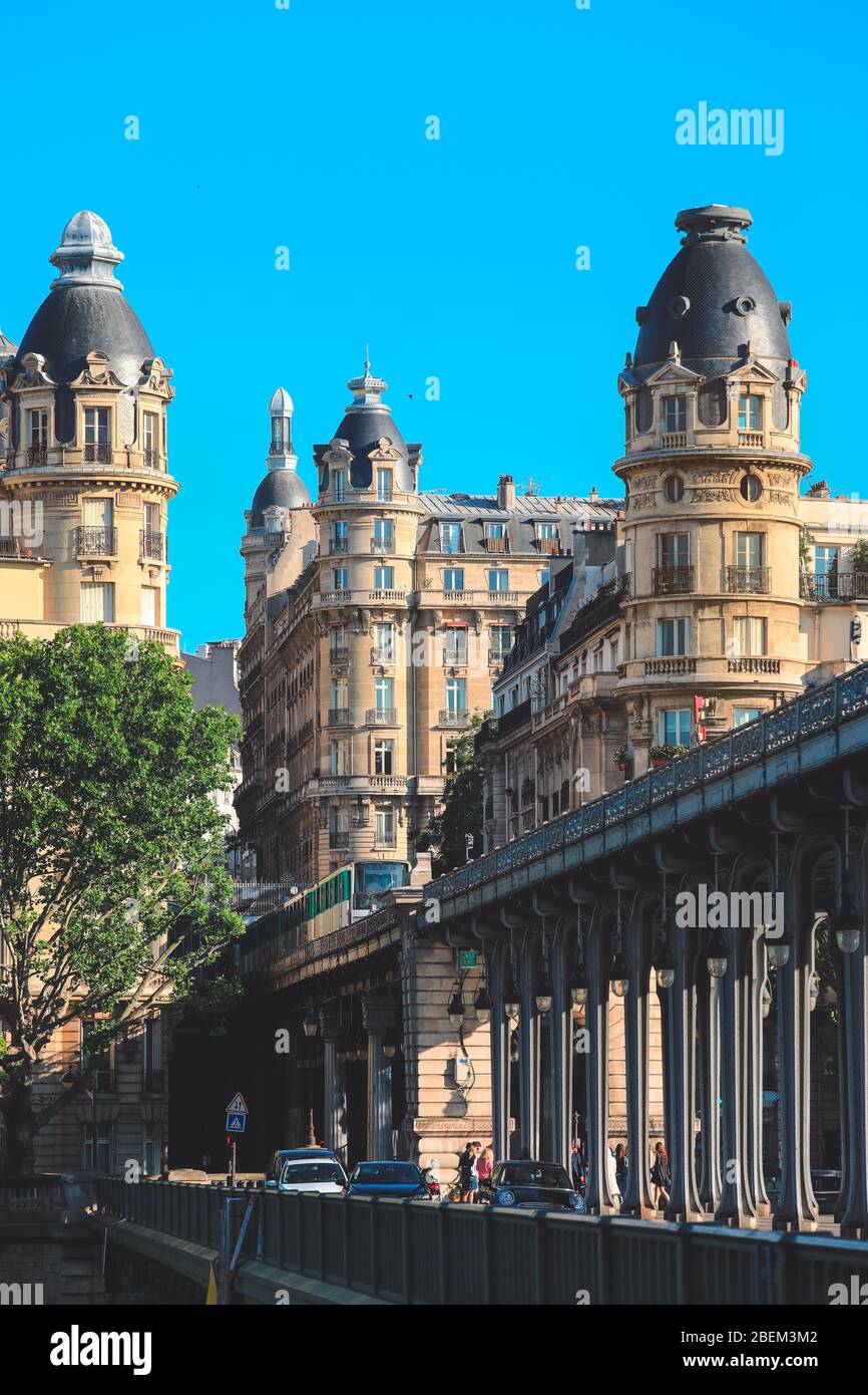 Splendida vista sugli edifici architettonici sul Pont de Bir-Hakeim con il treno della metropolitana. Foto Stock