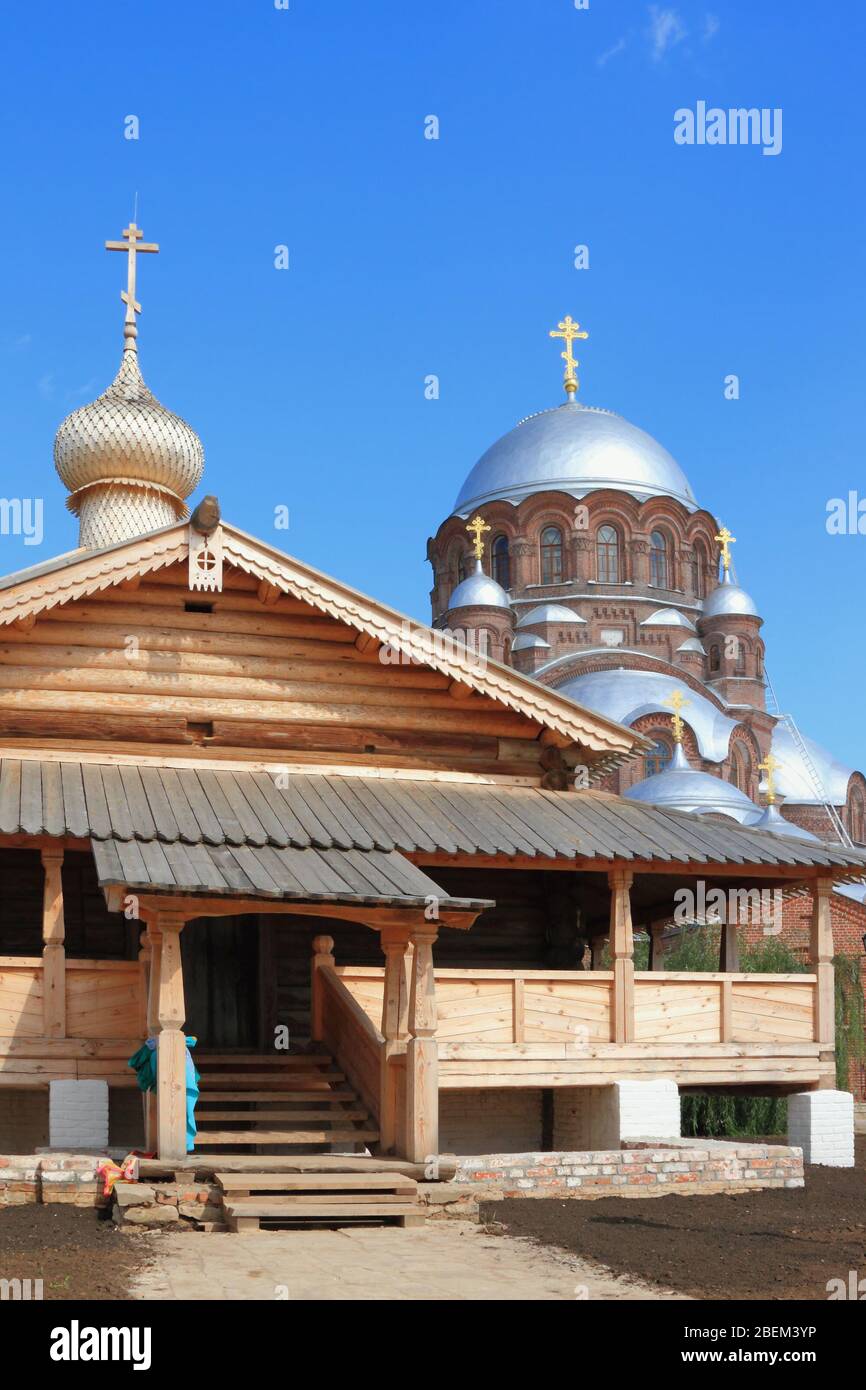 Chiesa della Trinità in legno e cupola della cattedrale in pietra. Isola di Sviyazhsk, Tatarstan Foto Stock