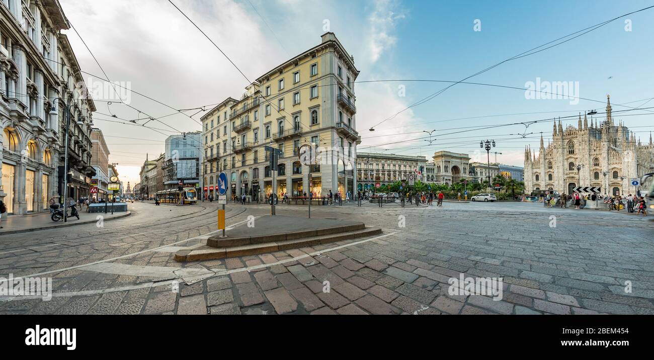 MILANO, ITALIA - 1 AGOSTO 2019 : la piazza, che si affaccia a nord-est del Duomo, sulla destra, e l'arco che segna l'ingresso alla Galleria V. Foto Stock