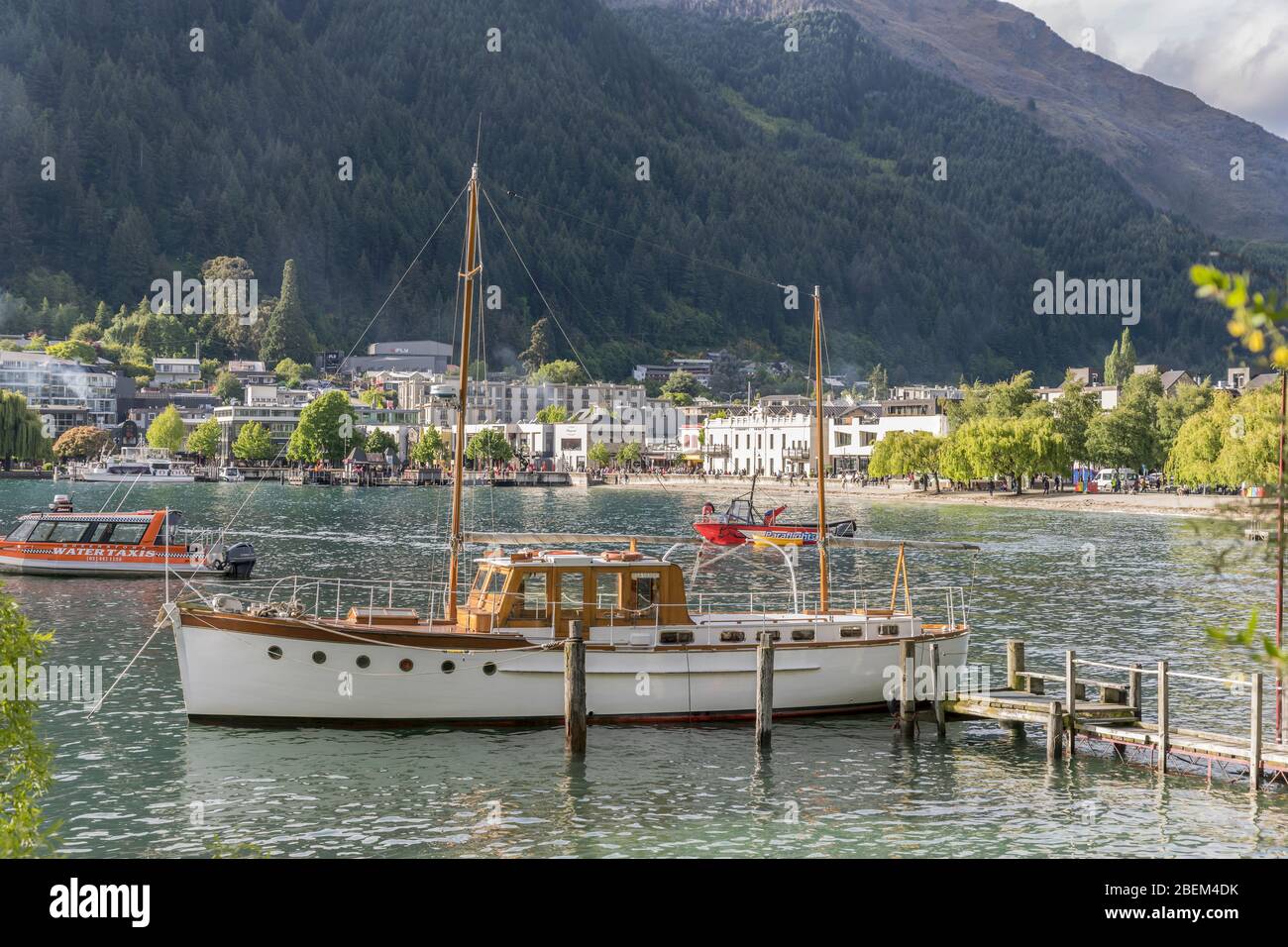QUEENSTOWN, NUOVA ZELANDA - Novembre 19 2019: Paesaggio urbano con barca d'epoca ormeggiata nella baia turistica della città, girato in luce di primavera brillante il 19 2019 novembre Foto Stock