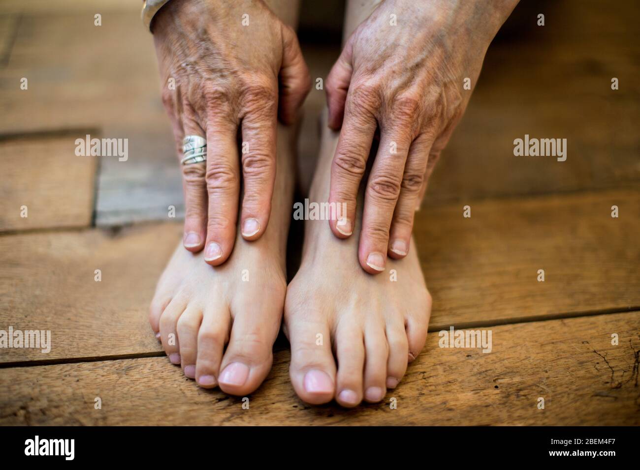 Primo piano delle mani e dei piedi di una donna matura Foto Stock