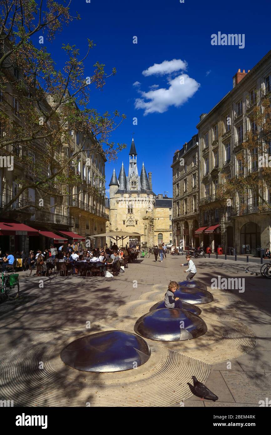 BORDEAUX, FRANCIA - 19 Gennaio, 2017 : Vista della storica Porte Cailhau con piena di persone che pranzano sulla terrazza del ristorante a Bordeaux, Gironda, AQ Foto Stock