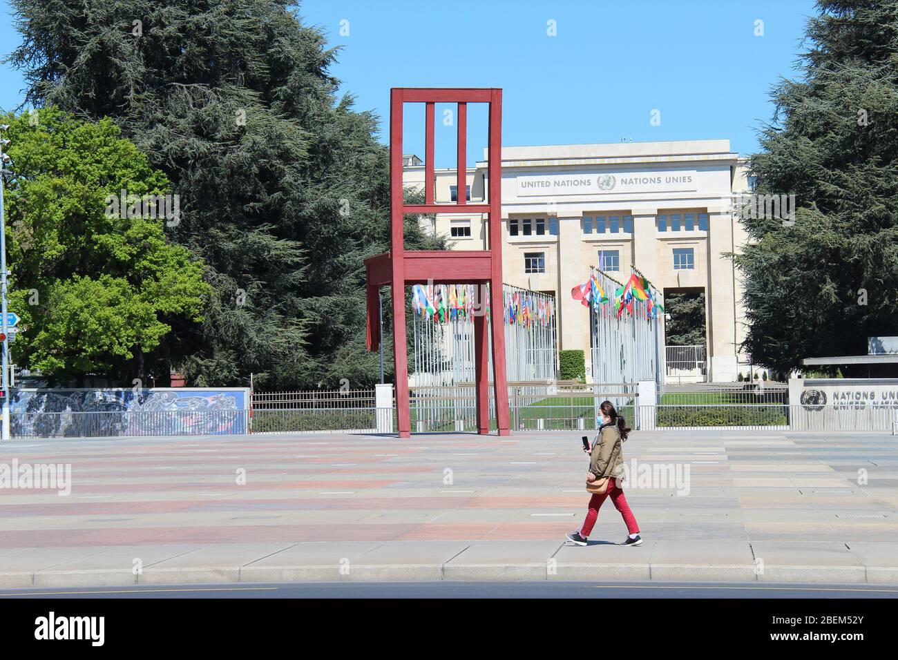 (200414) -- GINEVRA, 14 aprile 2020 (Xinhua) -- una passeggiata pedonale passa davanti al Palais des Nations a Ginevra, Svizzera, 14 aprile 2020. Dopo il fine settimana di Pasqua, la Svizzera ha segnalato 280 nuovi casi confermati COVID-19 il lunedì, il più piccolo aumento giornaliero in tre settimane. (Xinhua/Nie Xiaoyang) Foto Stock