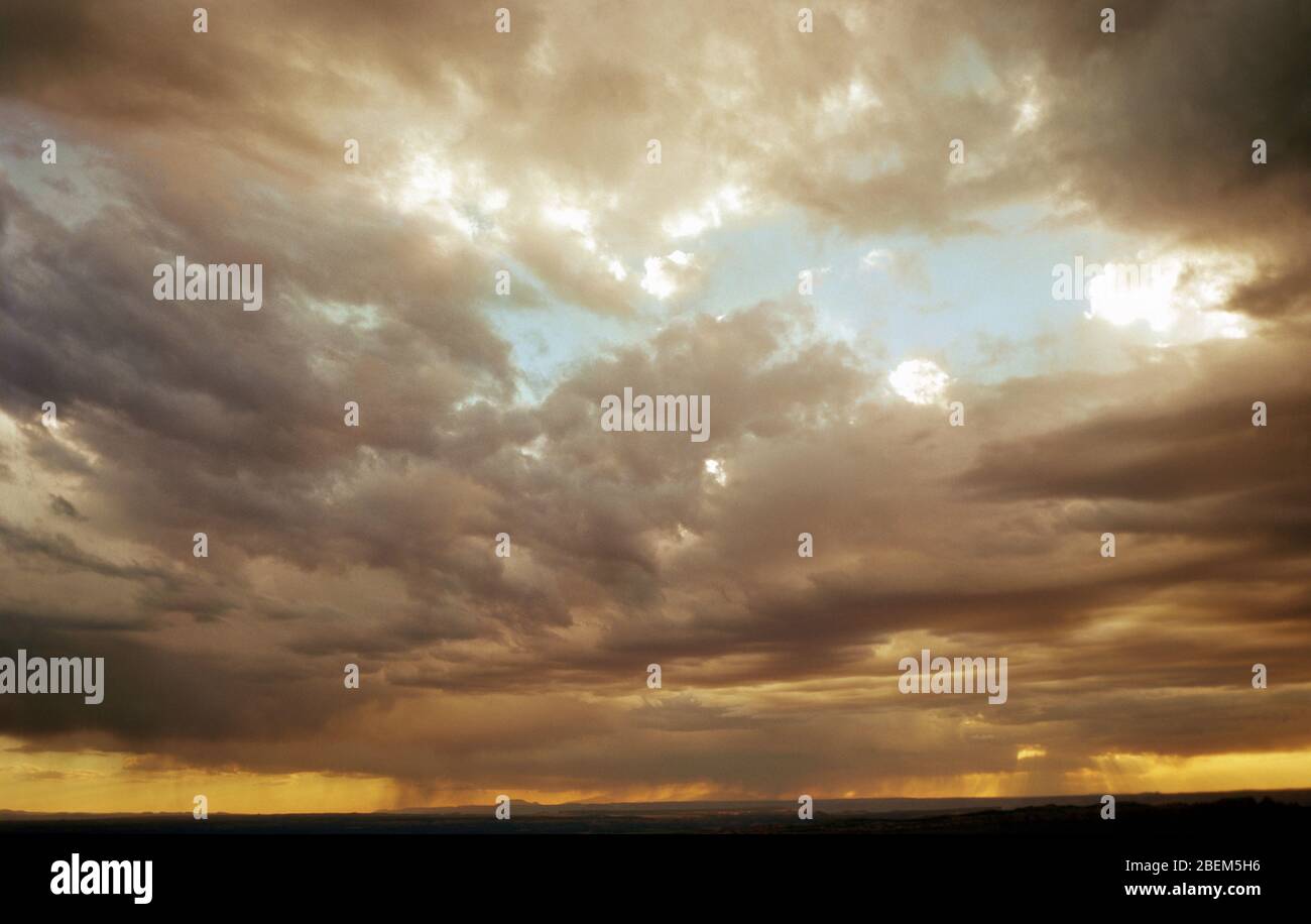Nuvole nel cielo di moody al tramonto. Foto Stock