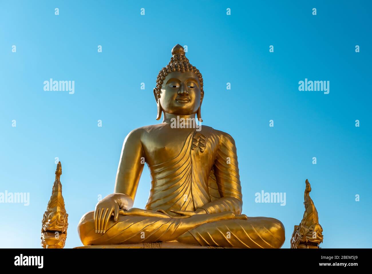 Statua del Buddha seduto, statua del Buddha dorato seduto o scultura Foto Stock