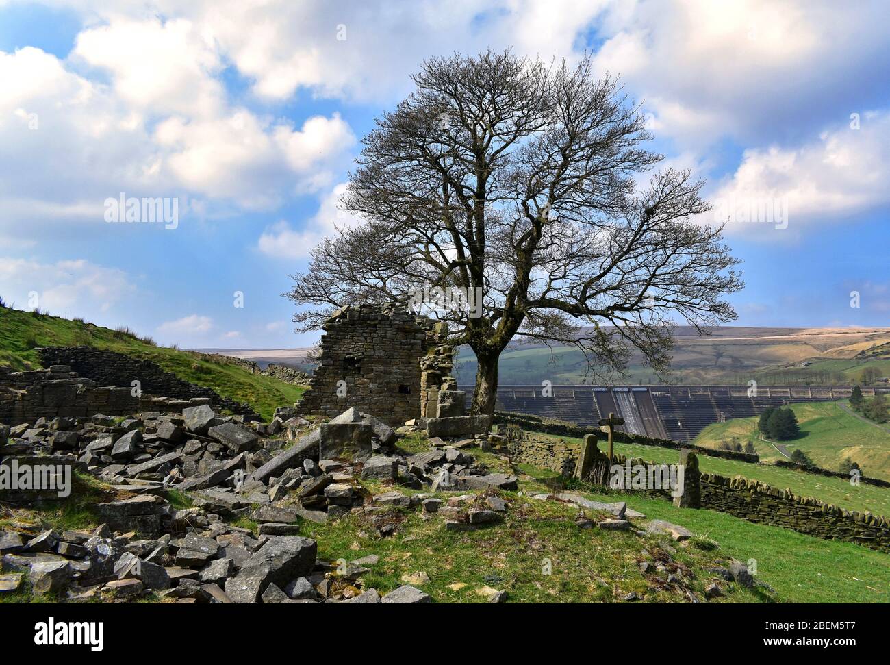 Rovine di una fattoria e Baitings diga testa. Foto Stock