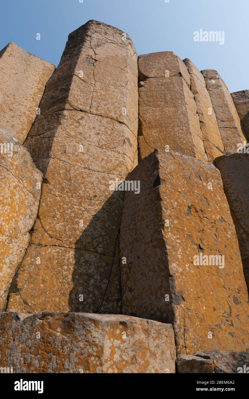 Pietre torreggianti al Selciato del gigante, Antrim Coast, Irlanda del Nord, Regno Unito Foto Stock