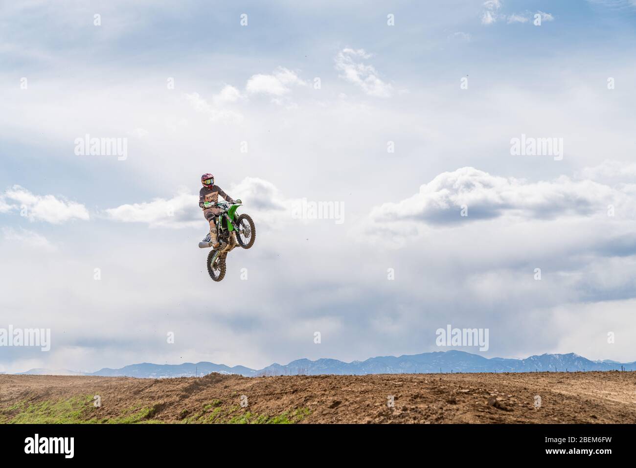 Dacono, CO/ USA- March29, 2020 piloti Motocross gareggano in pista colpendo salti e ormeggi nella Front Range del Colorado Foto Stock