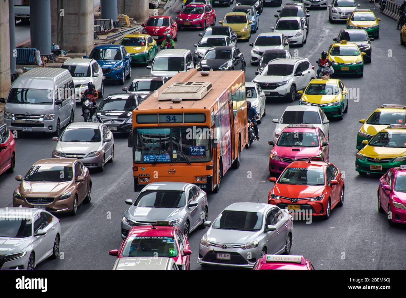 Bangkok, Thailandia 04.12.2020: Autobus arancione rustico, vecchio e vintage con passeggeri nel traffico diurno Foto Stock