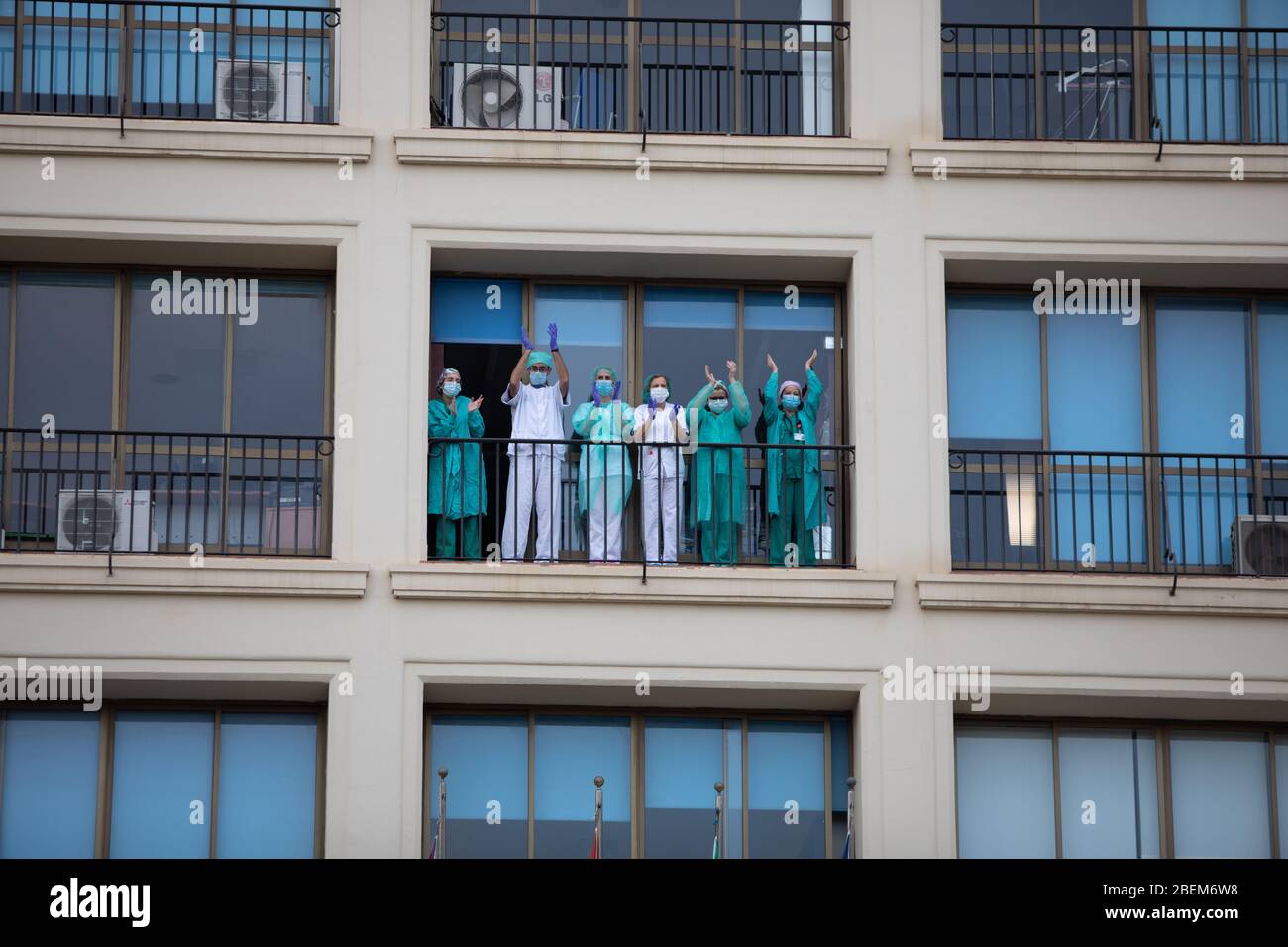 Malaga, Spagna. 11 aprile 2020. Covid-19 Tribute applausi al personale sanitario dell'ospedale Carlos Haya Málaga dalla polizia, Guardia civile e vigili del fuoco Foto Stock