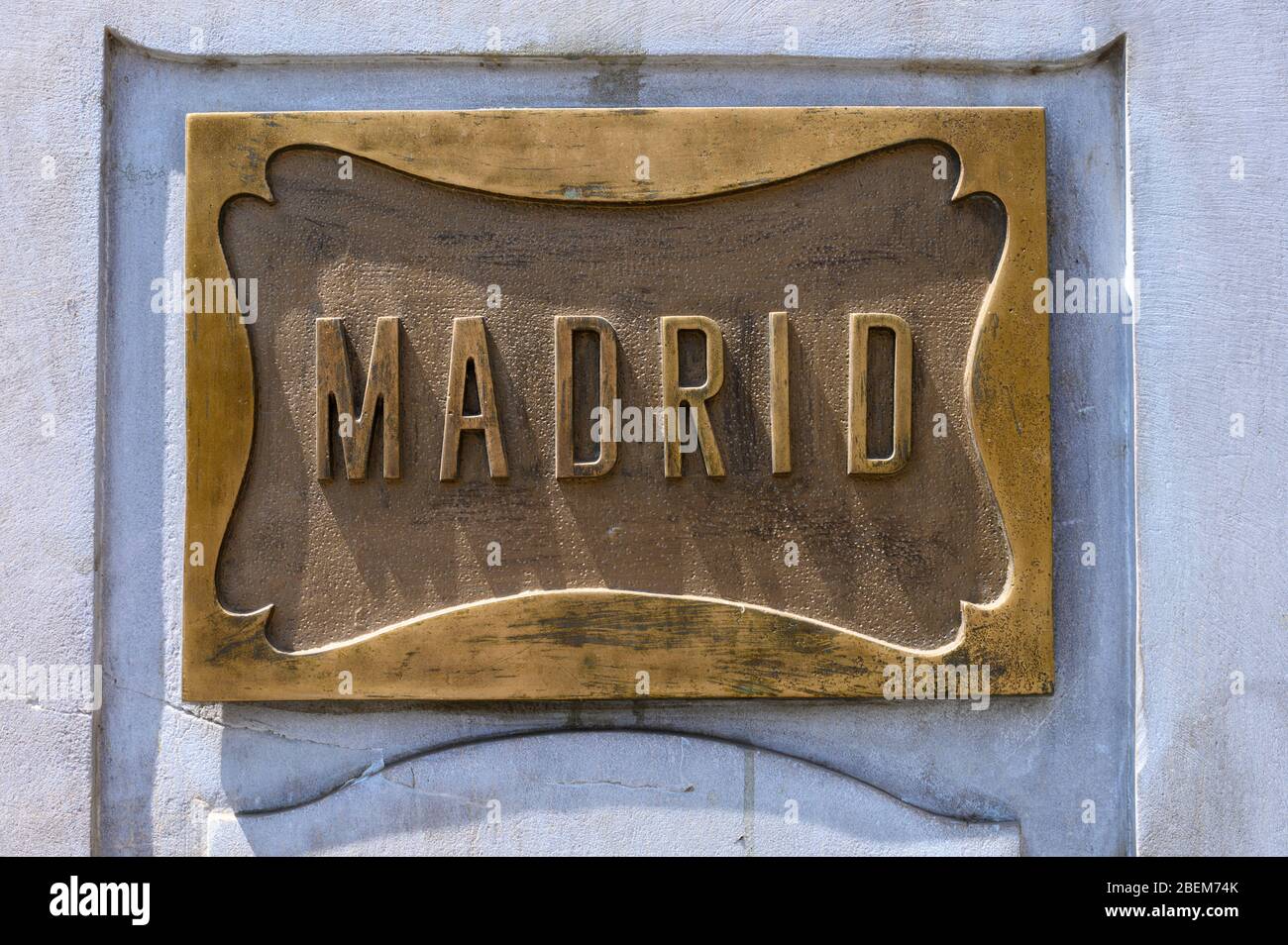 Una targa di bronzo che ortografa la parola Madrid allegata ad un vecchio edificio in Spagna Foto Stock