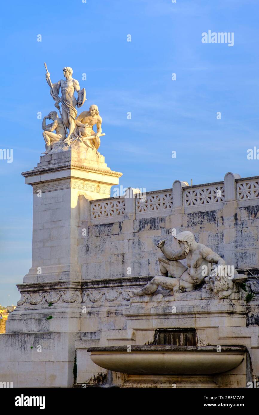 Monumento a Vittorio Emanuele II, altare della Patria, Fontana dell'Adriatico e gruppo scultoreo The Force, Roma, Italia. Foto Stock