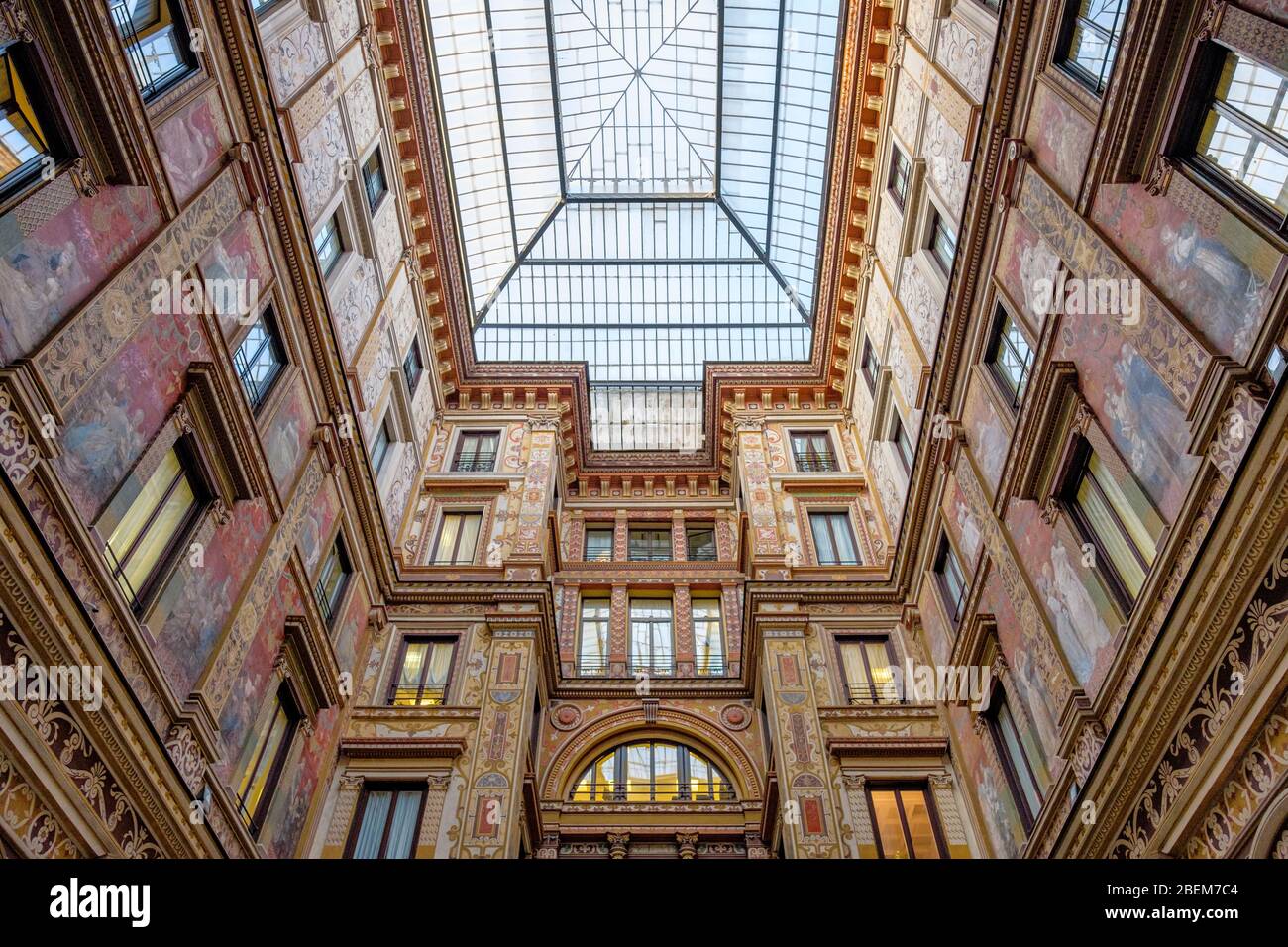 Dipinti in stile Liberty Art Nouveau nel cortile interno della Galleria Sciarra, Roma. Foto Stock