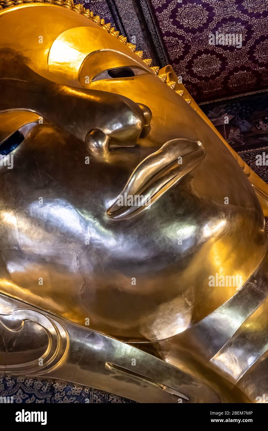 Statua di Buddha reclinata nel Tempio buddista di Wat Pho Foto Stock