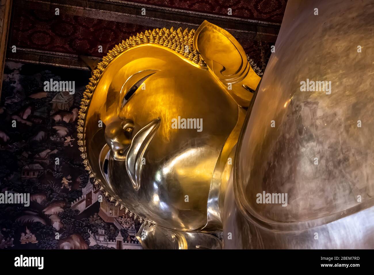 Statua di Buddha reclinata nel Tempio buddista di Wat Pho Foto Stock