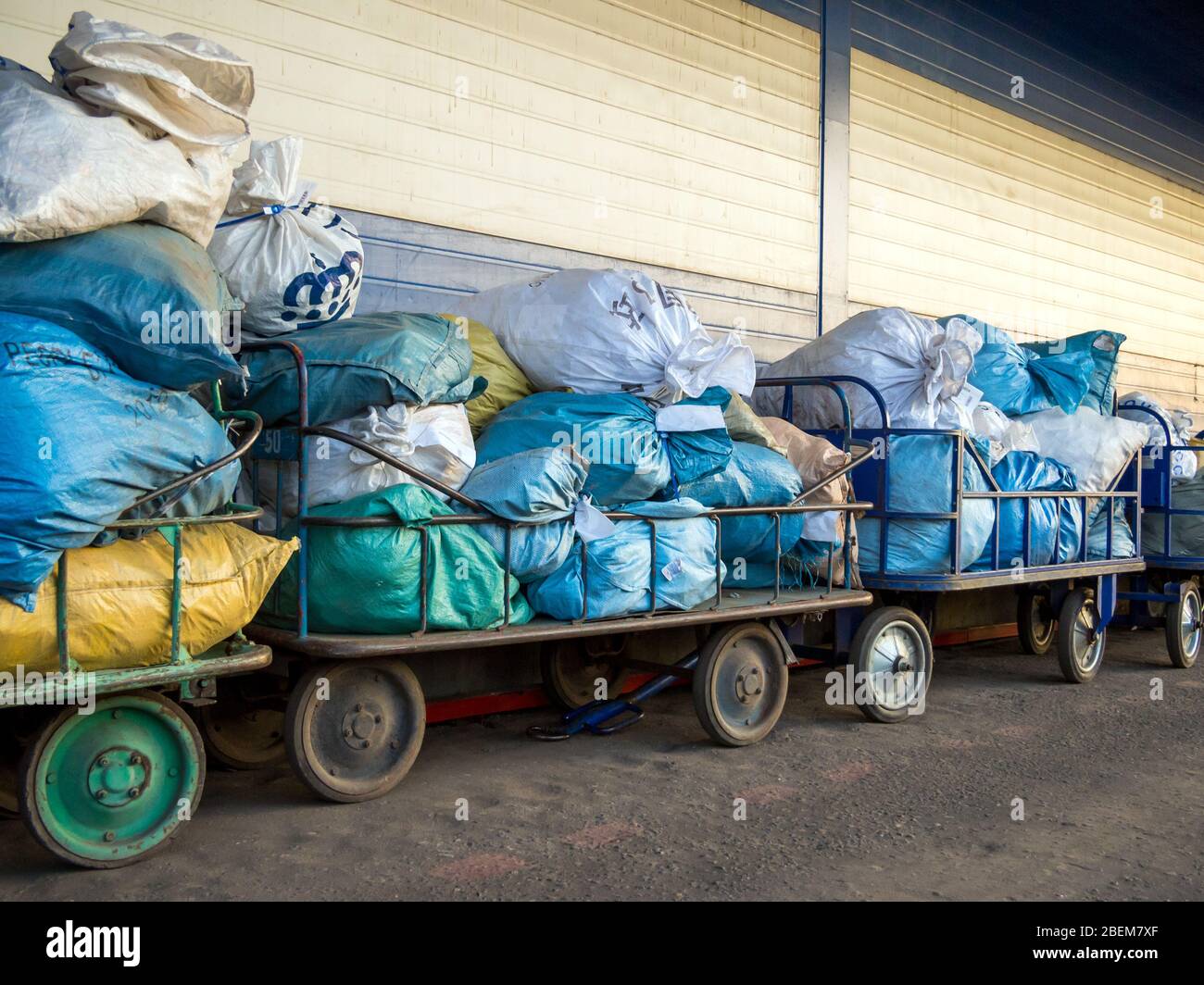 Voronezh, Russia - 29 agosto 2019: Carri con corrispondenza postale alla stazione ferroviaria Foto Stock