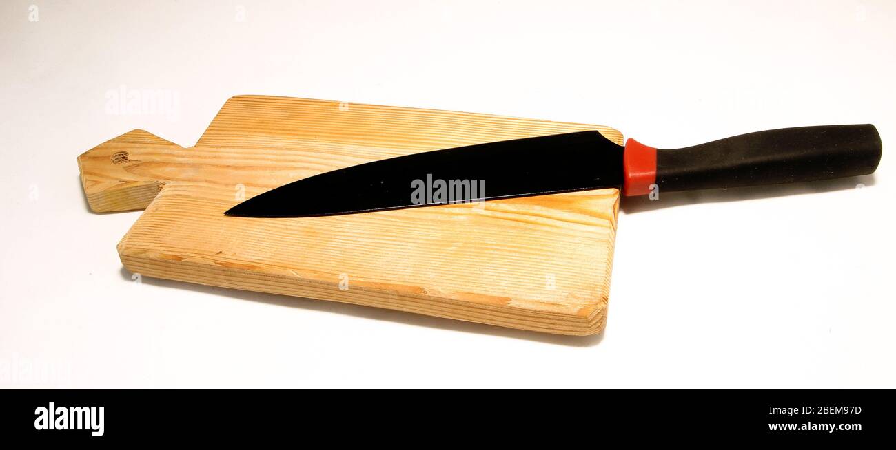 Bordo di trinciatura vuoto con un coltello tagliente su sfondo bianco Foto Stock