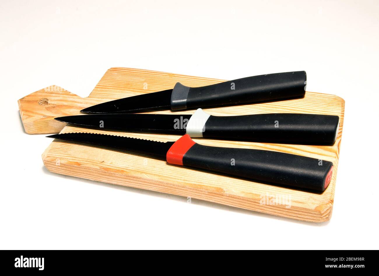 Bordo di trinciatura vuoto con un coltello tagliente su sfondo bianco Foto Stock