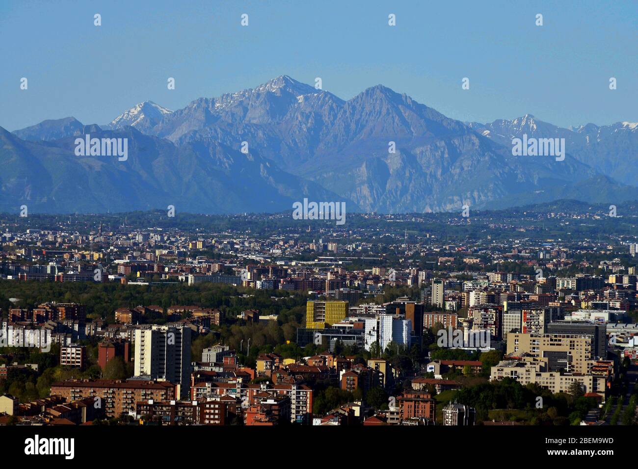 Milano, bella vista meteo di Milano al tempo del coronavirus, montagne sullo sfondo (Maurizio Maule/Fotogramma, Milano - 2020-04-14) p.s. la foto e' utilizzabile nel ripetto del contenuto in cui e' stata vista, e senza intenzione di diffamatorio del decoro delle persone rapate Foto Stock