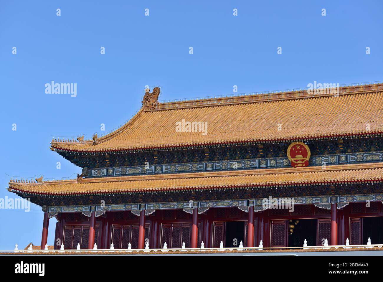 Shield del Partito comunista cinese alla porta di Tiananmen, Città Proibita. Pechino, Cina Foto Stock