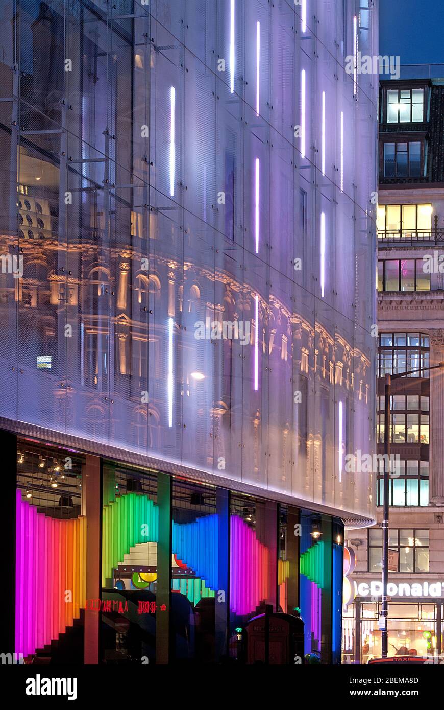 Facciata in vetro Translucent W London Hotel, Leicester Square, 10 Wardour Street, Londra W1D di Jetico & Whiles Foto Stock