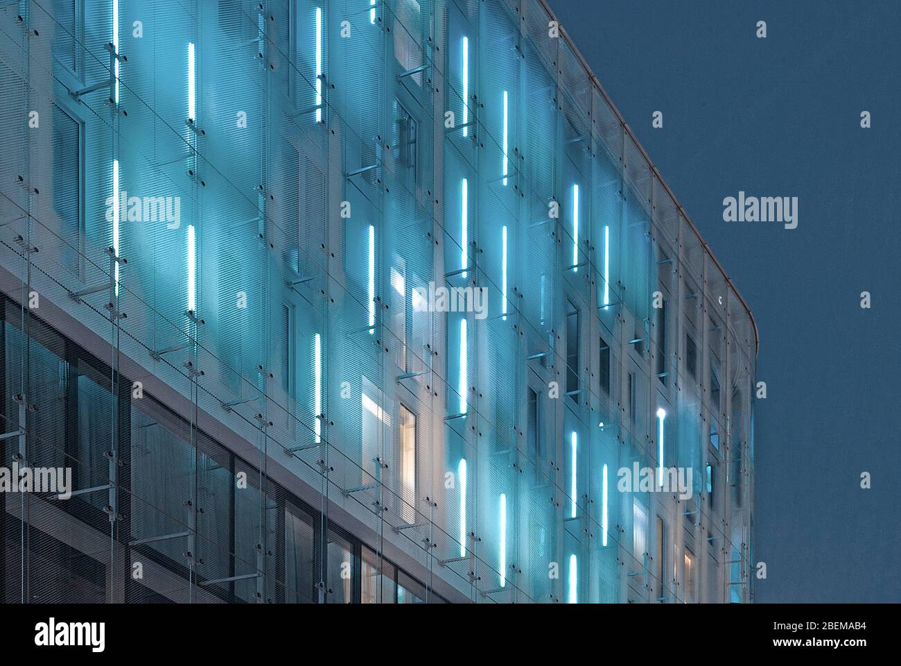 Facciata in vetro Translucent W London Hotel, Leicester Square, 10 Wardour Street, Londra W1D di Jetico & Whiles Foto Stock