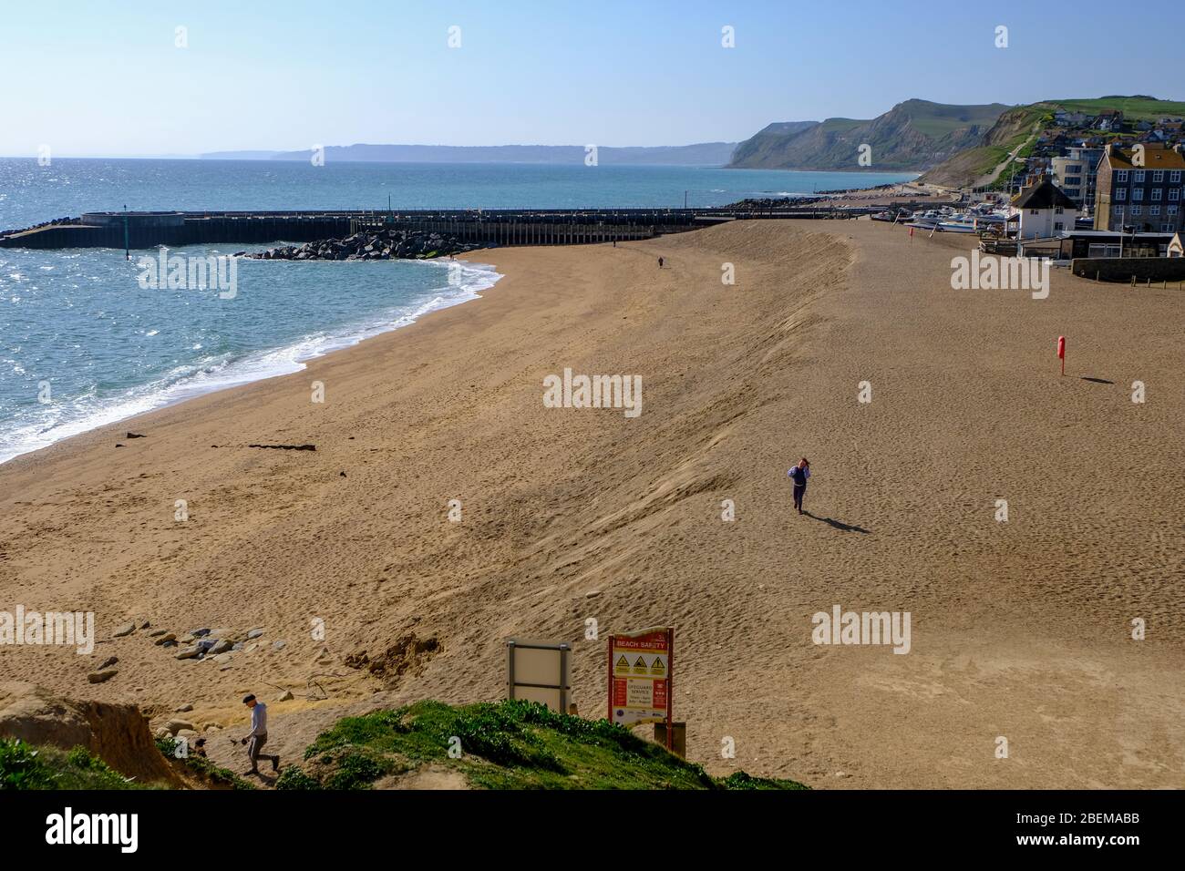 West Bay, Dorset, Regno Unito. 14 Aprile 2020. Mentre il blocco di Coronavirus continua e il turista rimane lontano dalla località normalmente affollata di West Bay, l'Ufficio per la responsabilità del bilancio dice che il blocco potrebbe ridurre il PIL del 35%. Credit: Tom Corban/Alamy Live News Foto Stock