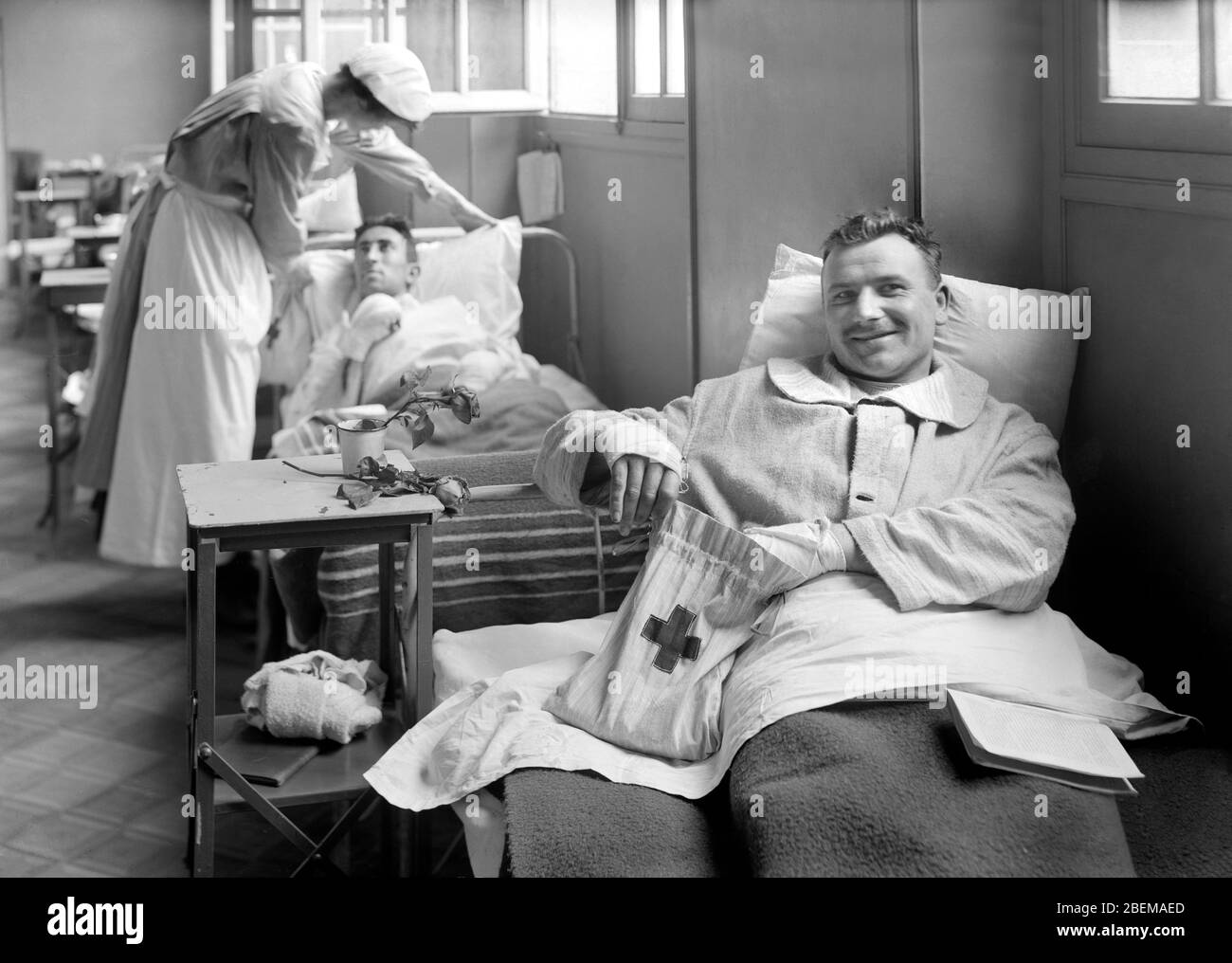 Soldato americano con borsa di Comfort della Croce Rossa americana nel Ospedale militare Americano No. 1, che è sostenuto dalla Croce Rossa americana, Neuilly, Francia, Lewis Wickes Hine, American National Red Cross Photograph Collection, giugno 1918 Foto Stock