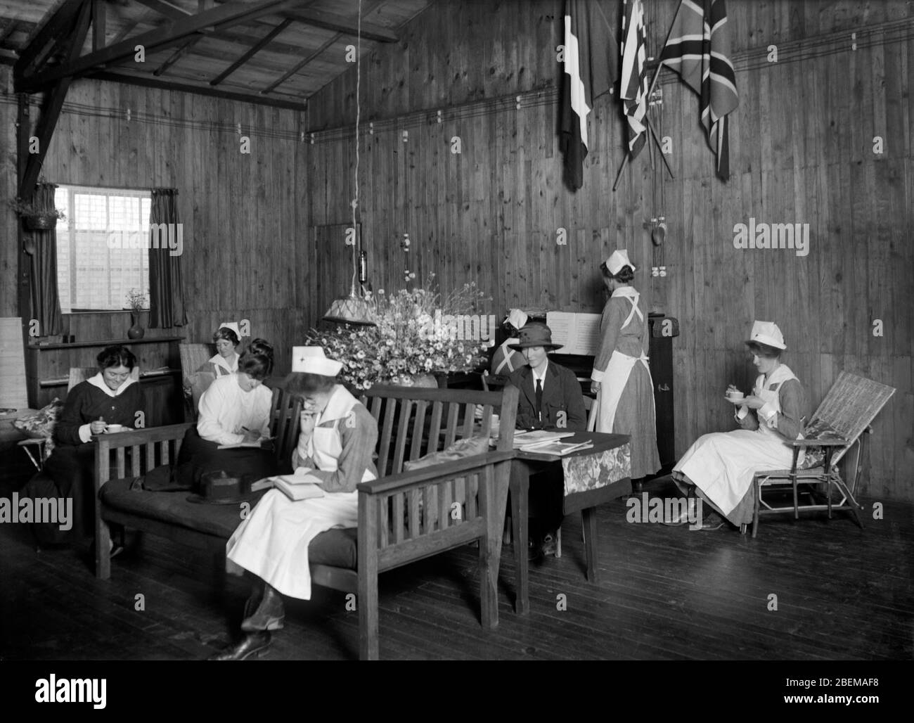 Infermiere dell'esercito nella stanza di riposo dell'ospedale americano, che è stato fornito da Croce Rossa americana, Chaumont, Francia, Lewis Wickes Hine, collezione di fotografia della Croce Rossa Nazionale americana, giugno 1918 Foto Stock