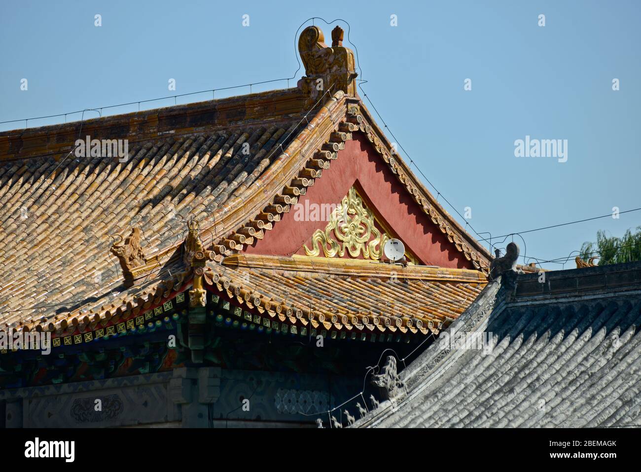 Sala della Suprema armonia (particolare delle piastrelle del tetto giallo), Città Proibita. Pechino, Cina Foto Stock