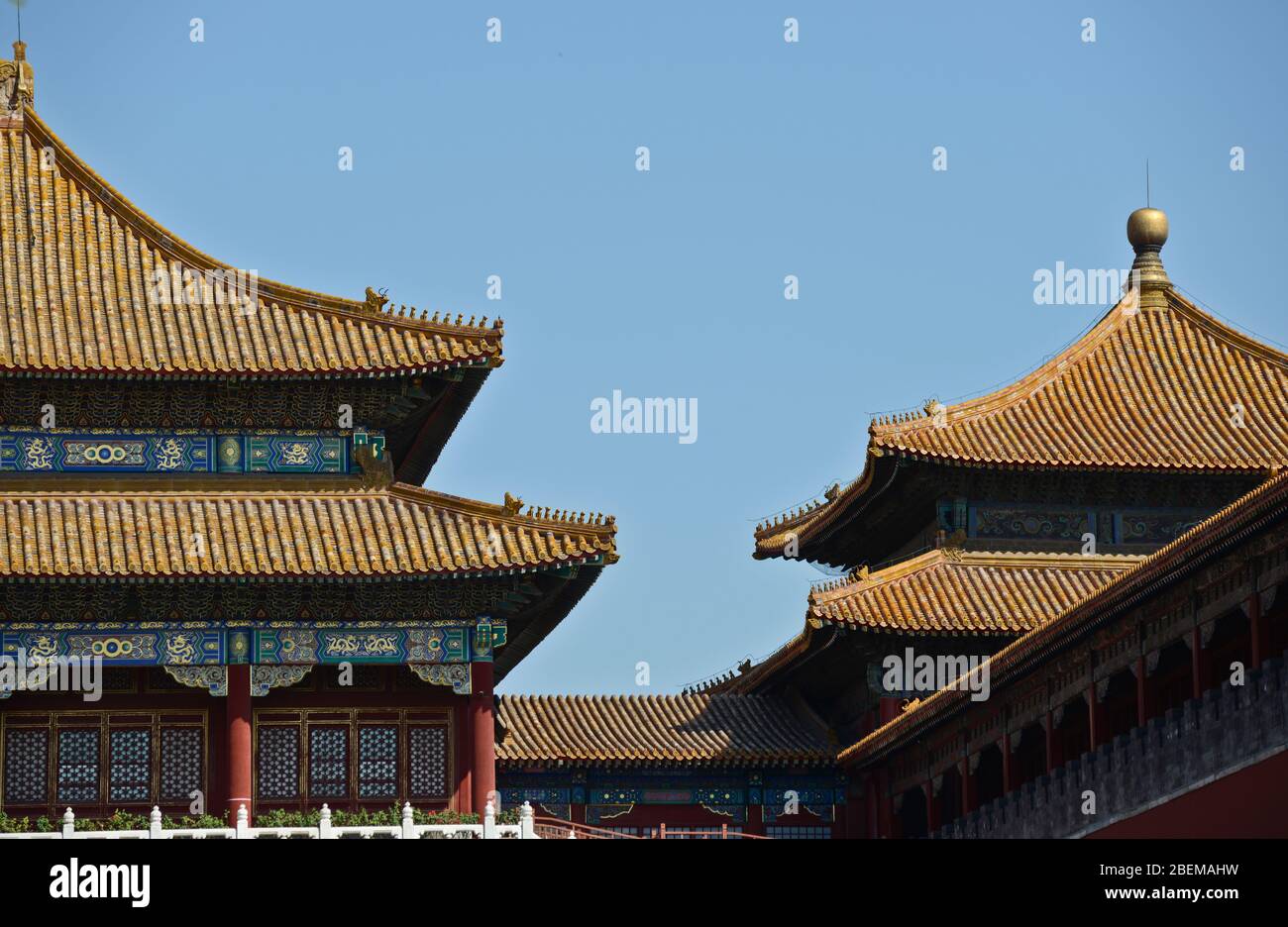 Sala della Suprema armonia (particolare delle piastrelle del tetto giallo), Città Proibita. Pechino, Cina Foto Stock