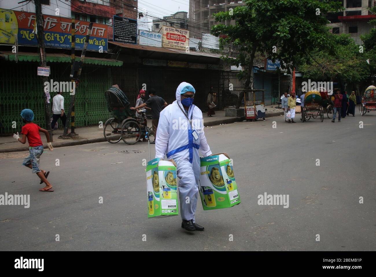 Dhaka, Bangladesh. 13 Aprile 2020. Un uomo che indossa una tuta protettiva che trasporta spruzzatori disinfettanti cammina attraverso una strada deserta durante il blocco imposto dal governo in mezzo a coronavirus BREBREB.Bangladesh ha confermato 1012 casi, con 46 morti a causa di coronavirus (COVID-19) secondo i funzionari IEDCR. Credit: Sultan Mahmud Mukut/SOPA Images/ZUMA Wire/Alamy Live News Foto Stock