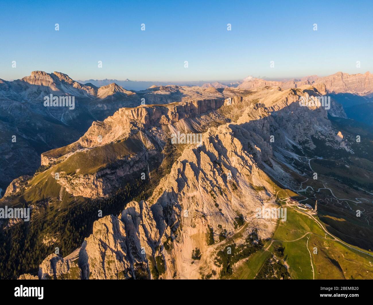 Vista aerea del Pizes de Cir gamma della montagna e Passo Gardena, Italia Foto Stock