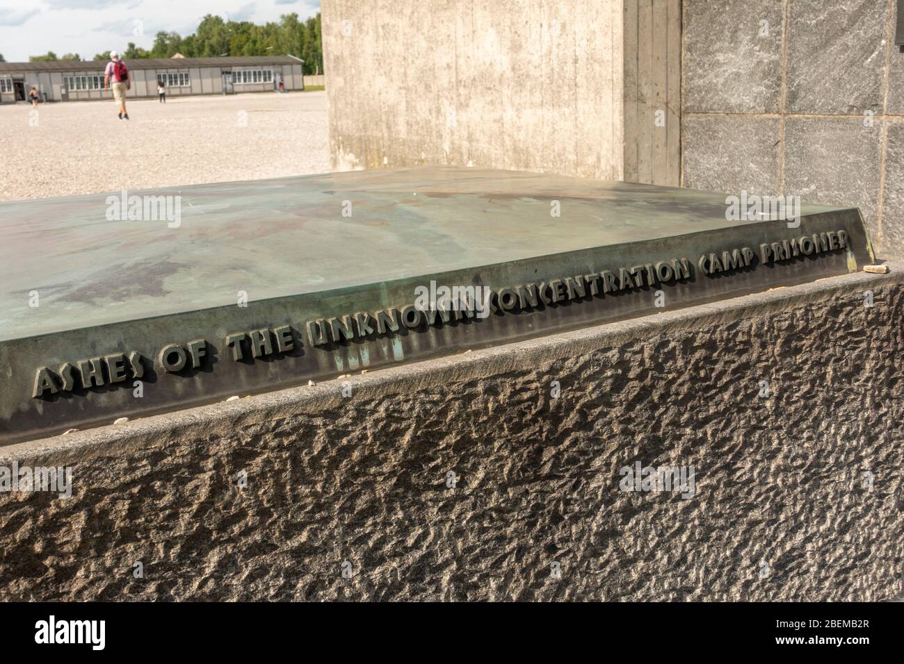 "Mai più" in cinque lingue sul monumento commemorativo Ignoto prigioniero presso l'ex campo di concentramento nazista tedesco di Dachau, Monaco, Germania. Foto Stock