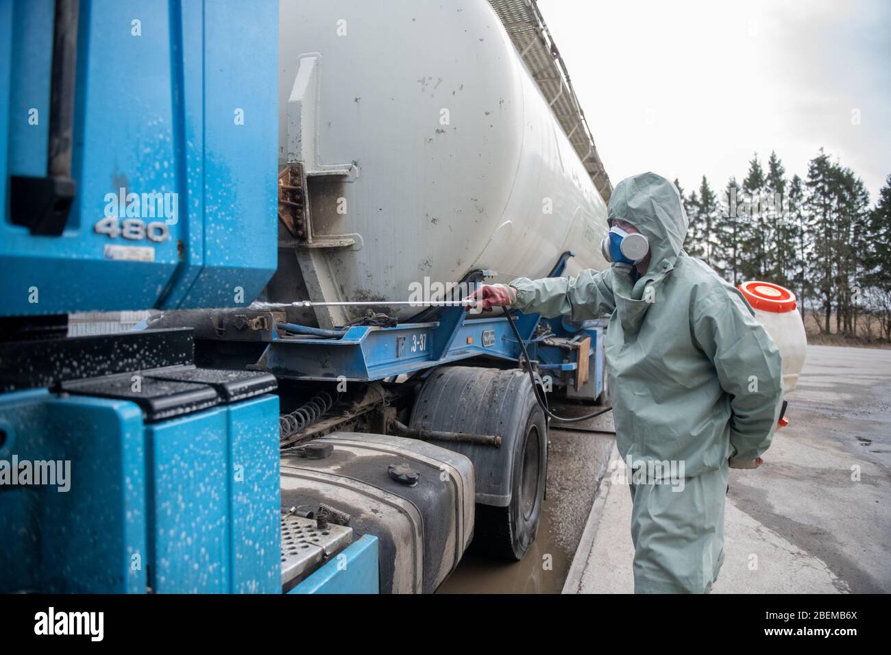 GATCHINA, Russia - Aprile 14 2020. Precauzioni a causa del pericolo di diffusione dell'infezione da coronavirus COVOD-19. Disinfezione delle vetture entranti in Th Foto Stock