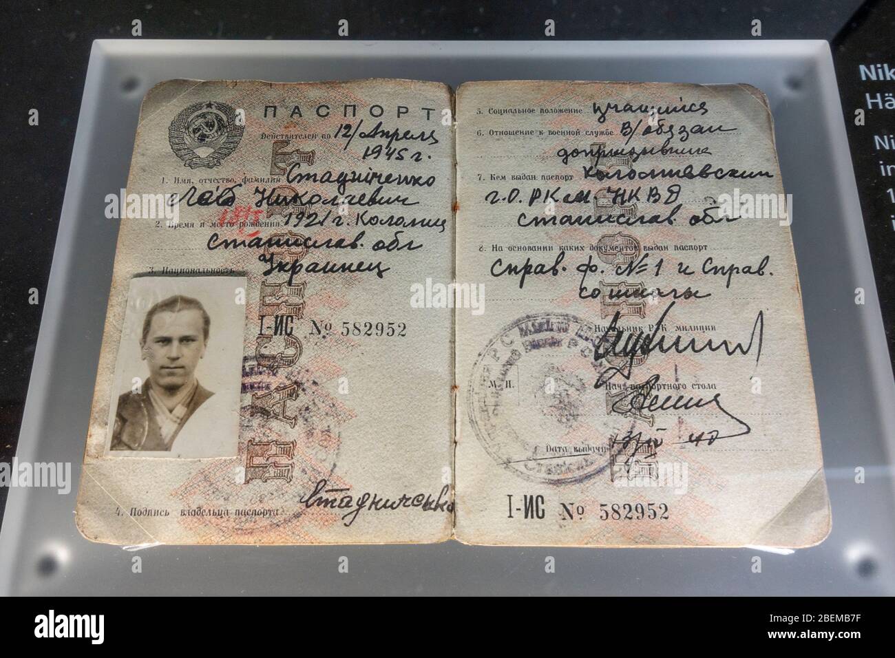 Passaporto ucraino (replica) del prigioniero detenuto presso l'ex campo di concentramento tedesco nazista di Dachau, Monaco, Germania. Foto Stock