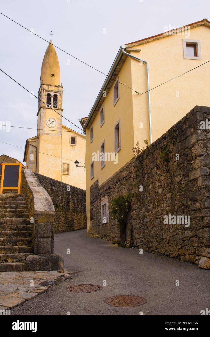 La chiesa di San Daniele con la sua famosa torre a forma di limone nel vecchio villaggio storico di Stanjel collina nel comune di Komen di Primorska, a sud w Foto Stock