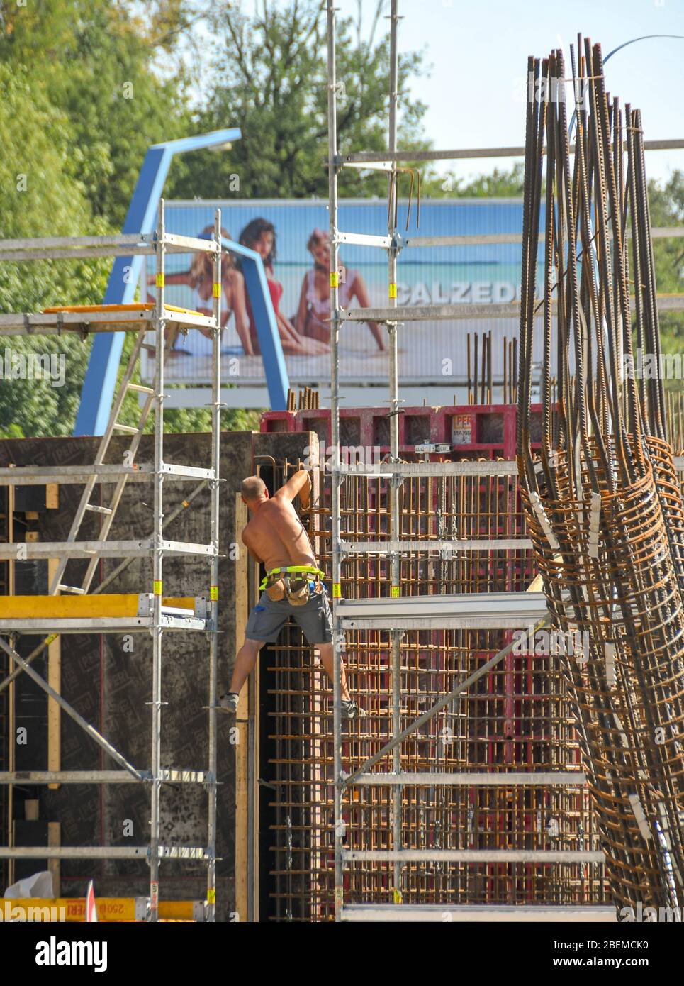 PRAGA, REPUBBLICA CECA - AGOSTO 2018: Operaio edile che monta barre di acciaio per pilastri di sostegno in cemento armato su un cantiere Foto Stock