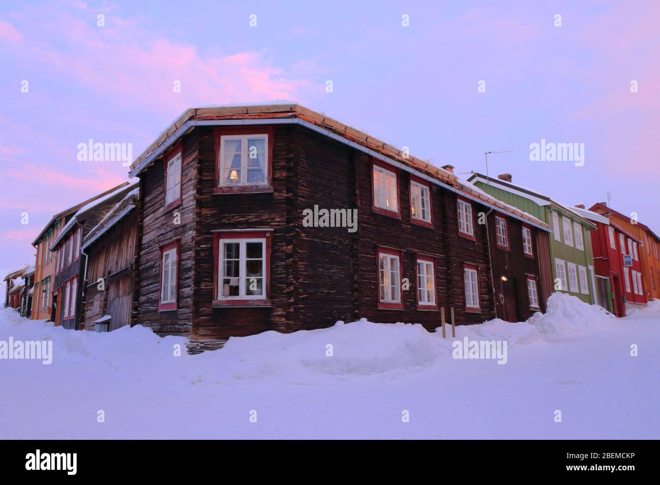 Case tradizionali in legno nella storica città mineraria di Røros in inverno, Norvegia. Foto Stock