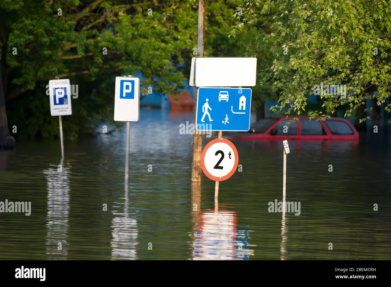 Strada allagata in città Foto Stock