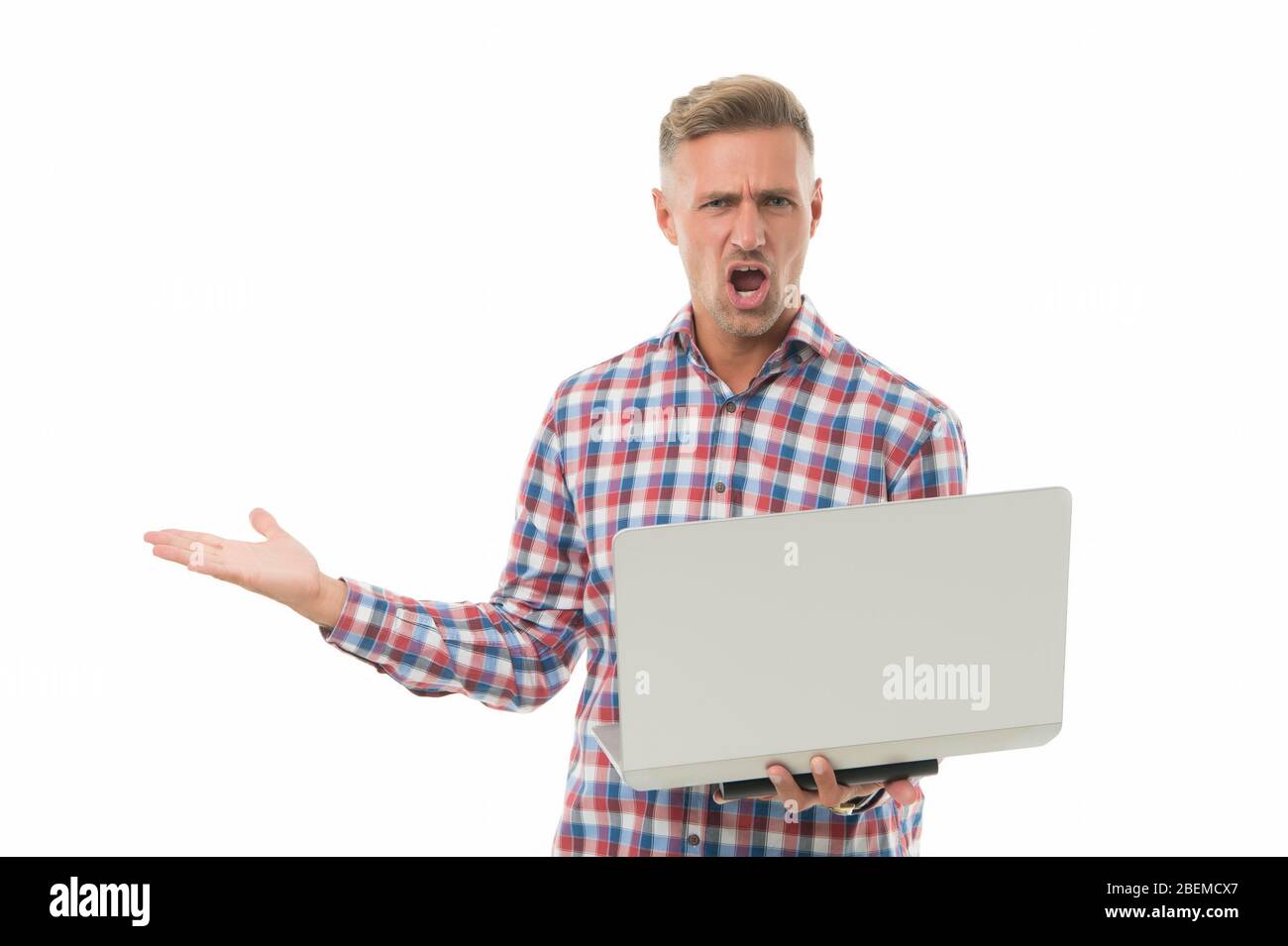 Avviso virus. Disperato uomo tenere il notebook isolato su bianco. Computer infettato da virus. Sistema di rilevamento virus. Software antivirus. Cybersicurezza. Malware. Virus informatico. Truffa sui social media. Foto Stock
