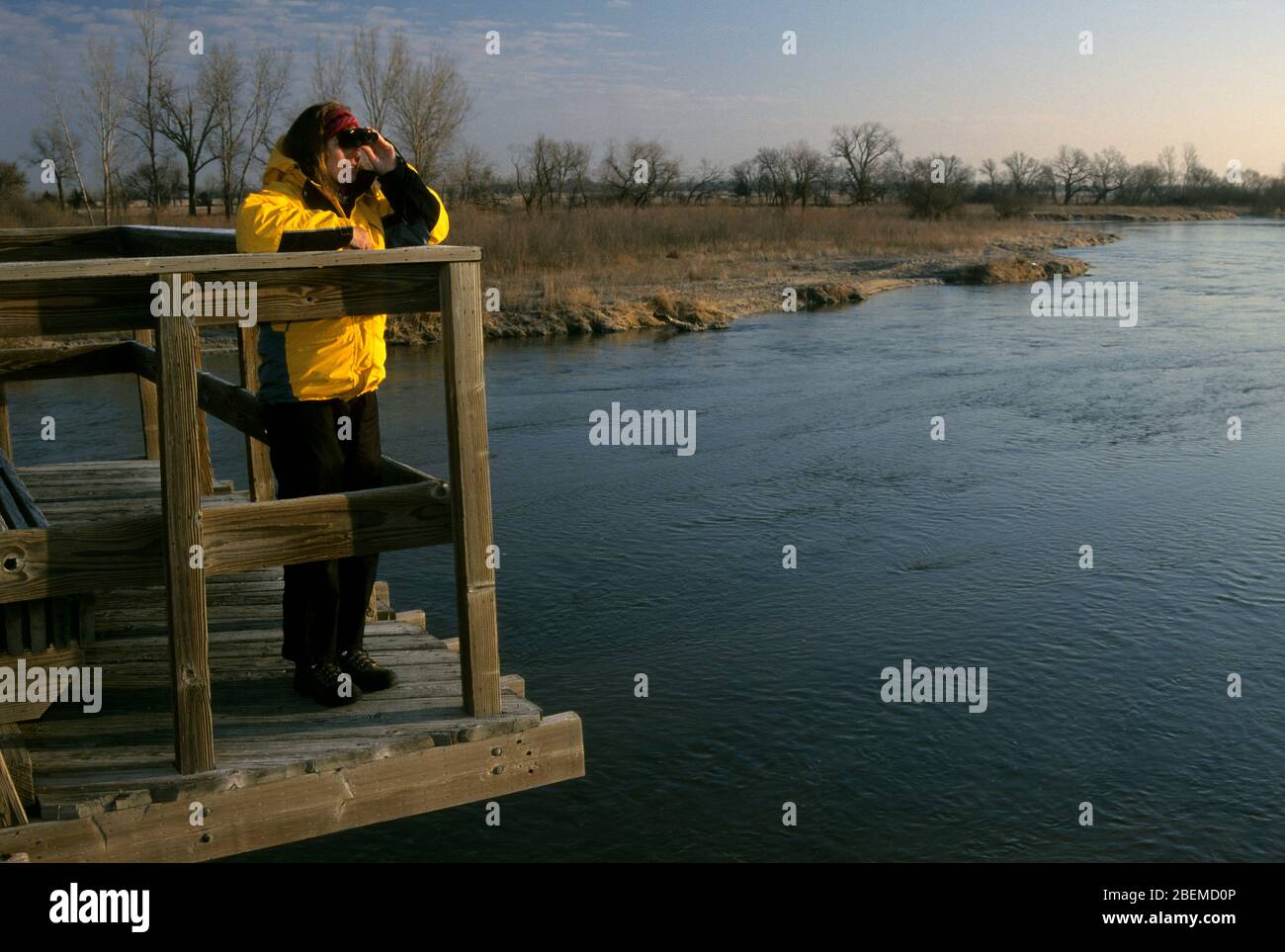 Birdwatching dal ponte escursionista sul fiume Platte, Kearney state Recreation Area, Nebraska Foto Stock