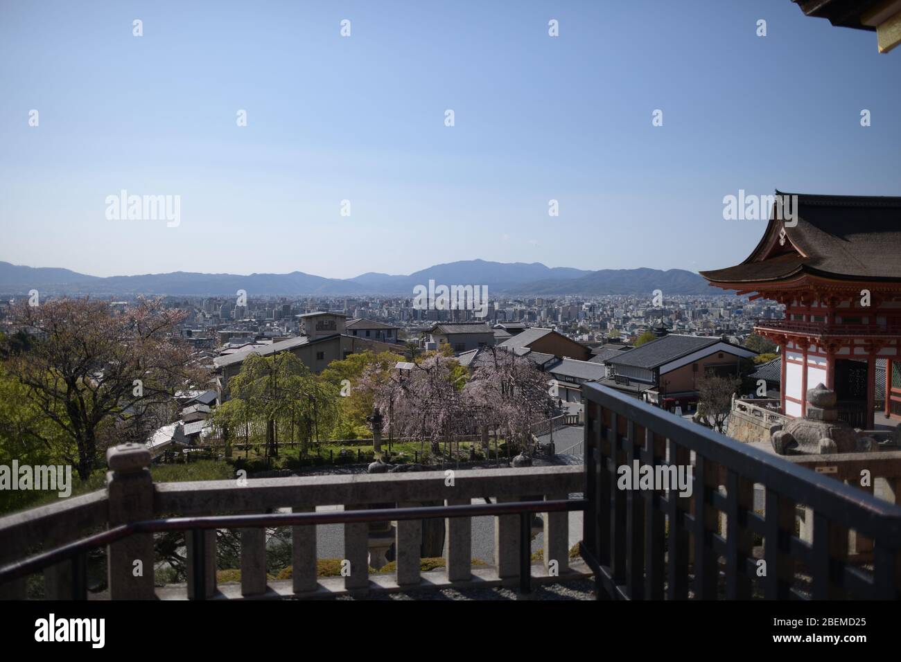 Kyoto. 14 Aprile 2020. KYOTO, GIAPPONE - 14 APRILE: In questa foto mostra la vista dal tempio di Kiyomizu dera a Kyoto, 14 aprile 2020, Prefettura di Kyoto, Giappone. (Foto: Richard Atrero de Guzman/ AFLO) credito: AFLO Co. Ltd./Alamy Live News Foto Stock