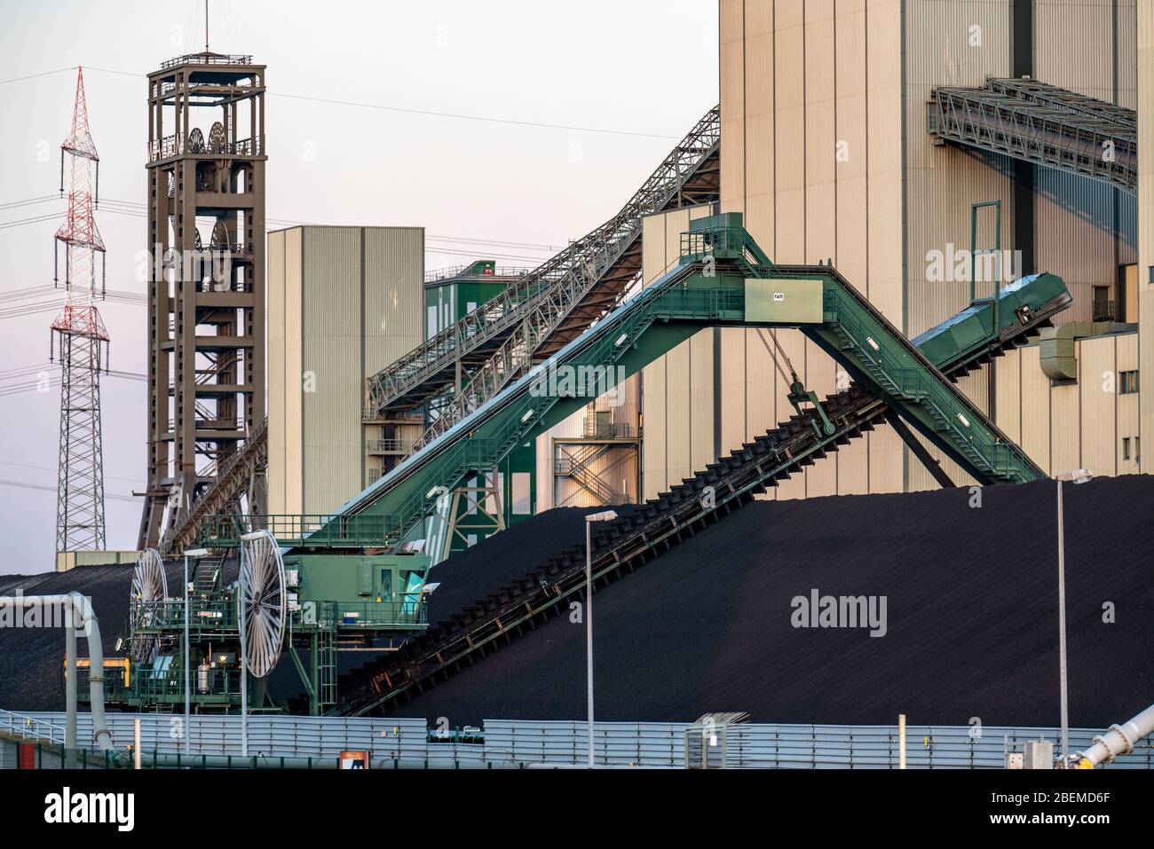Centrale a carbone STEAG Walsum, centrale combinata di calore ed energia elettrica, elettricità e teleriscaldamento, stoccaggio del carbone, Duisburg Germania, Foto Stock