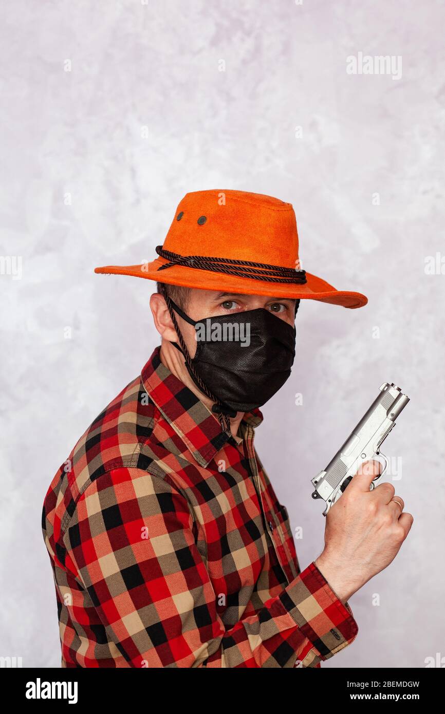 Ritratto di un cowboy con maschera e pistola. Bandito americano in maschera,  uomo occidentale con cappello Foto stock - Alamy