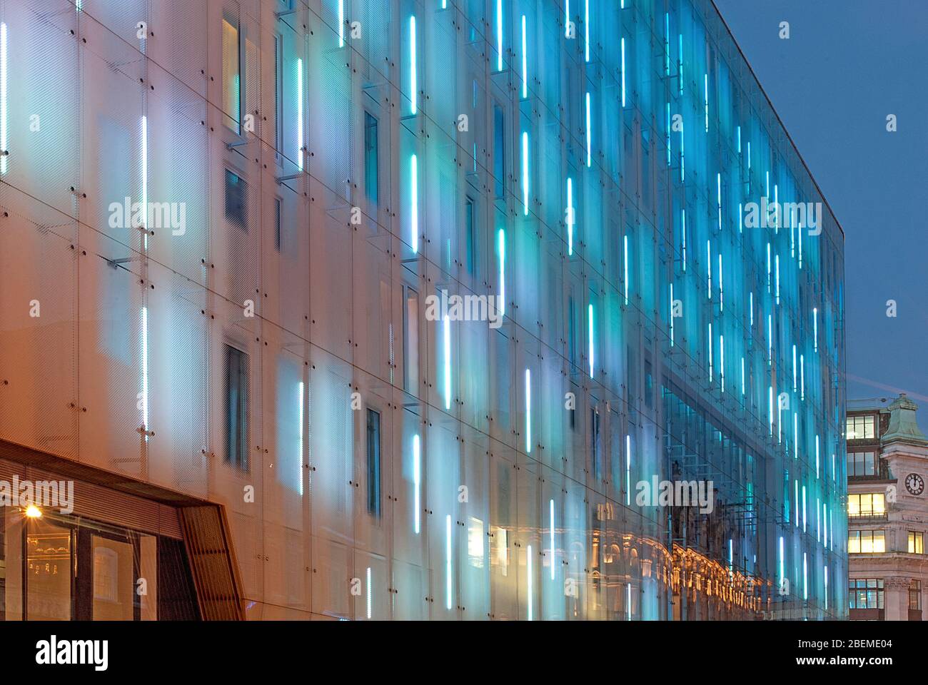Facciata in vetro Translucent W London Hotel, Leicester Square, 10 Wardour Street, Londra W1D di Jetico & Whiles Foto Stock
