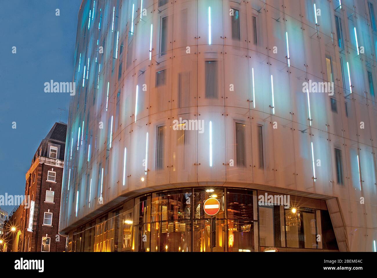 Facciata in vetro Translucent W London Hotel, Leicester Square, 10 Wardour Street, Londra W1D di Jetico & Whiles Foto Stock