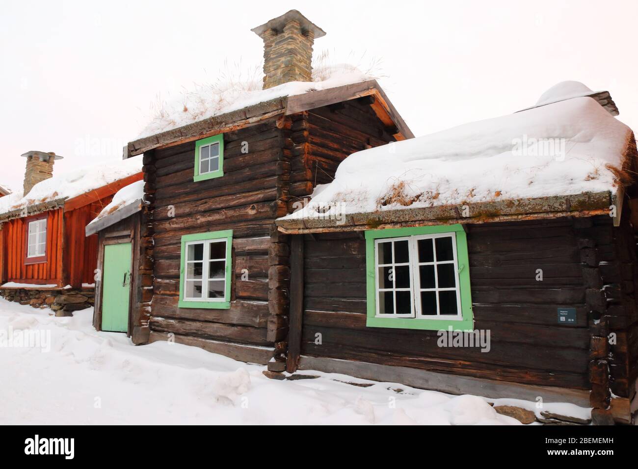 Vista sulle tradizionali case in legno a Sleggveien, un sito patrimonio dell'umanità dell'UNESCO, nel cuore della storica città mineraria di Røros in inverno. Foto Stock