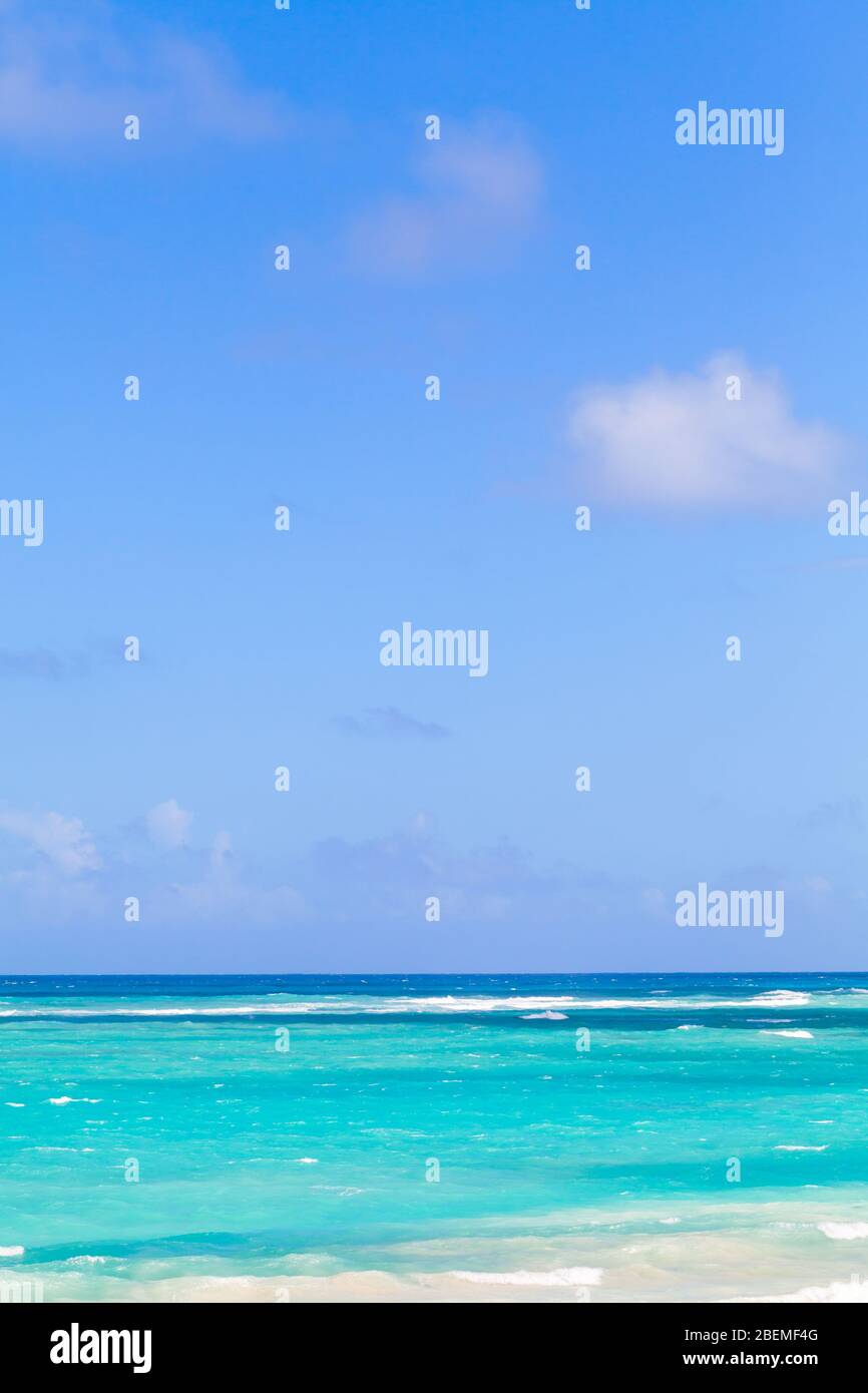 Mar dei Caraibi in giornata di sole, paesaggio naturale verticale. repubblica Dominicana Foto Stock