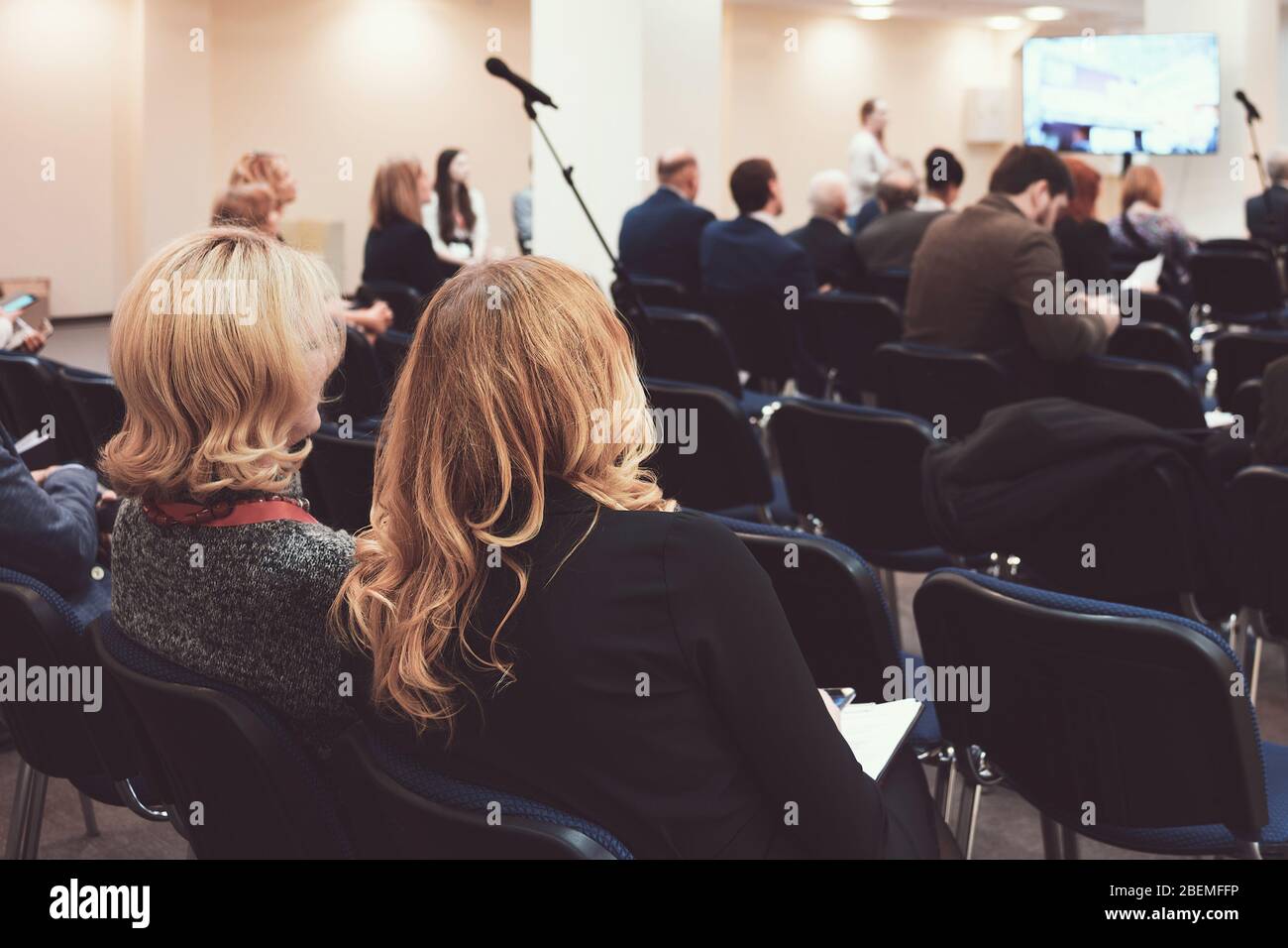 Donna d'affari e persone che ascoltano la conferenza. Concetto di conferenza per l'educazione aziendale. Foto Stock